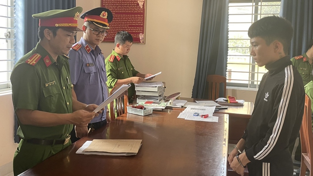 Lực lượng chức năng tống đạt quyết định khởi tố bị can, bắt tạm giam đối với Huỳnh Thanh Nhơn