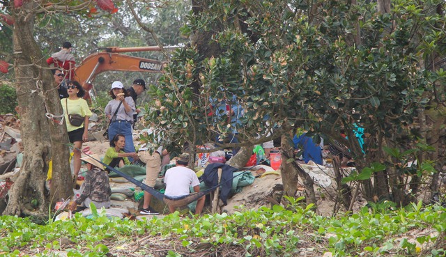 Đà Nẵng: Bãi rêu hút du khách ở ghềnh đá Nam Ô nhếch nhác vì rác - Ảnh 3.