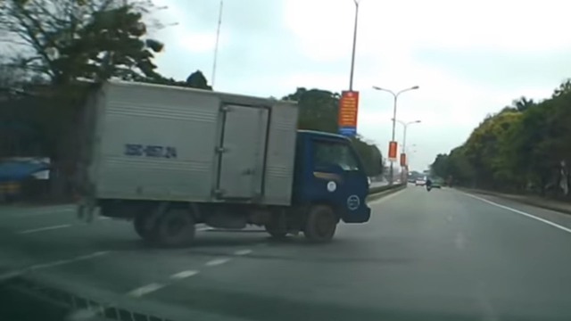‘Hú vía’ ô tô con suýt tông xe tải sang đường: Tài xế nào sai? - Ảnh 2.