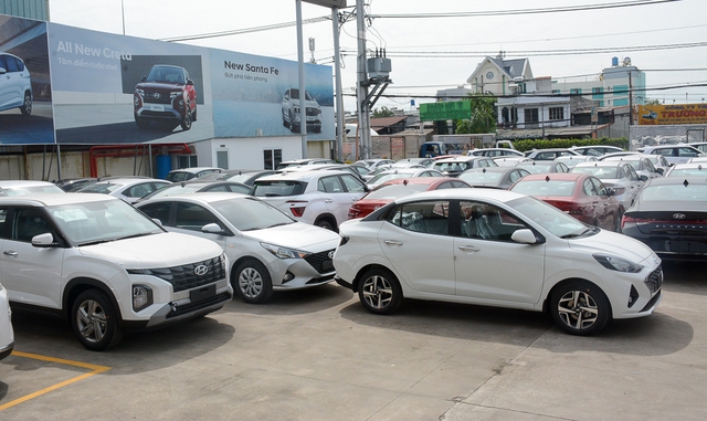 Ô tô tồn kho tăng, doanh nghiệp giảm nhập khẩu ô tô mới vào Việt Nam - Ảnh 1.