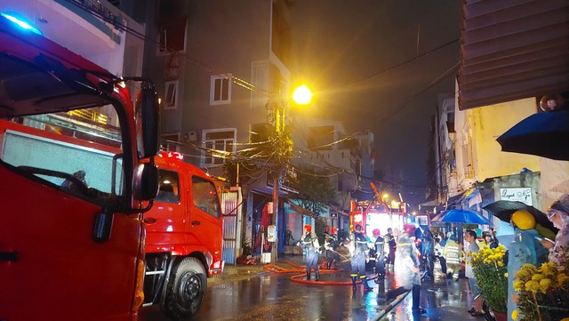Đà Nẵng: Lực lượng tuần tra đêm cứu 2 người trong vụ cháy nhà - Ảnh 1.