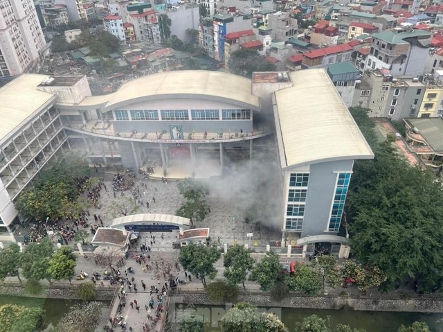 Cháy tại tầng hầm Trường tiểu học Yên Hòa khiến hàng trăm học sinh hoảng sợ - Ảnh 1.