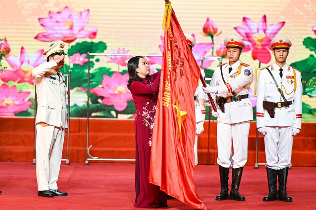 Quyền chủ tịch nước trao danh hiệu anh hùng lần 3 cho Bộ Tư lệnh cảnh vệ - Ảnh 2.