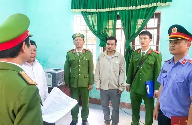 Lực lượng chức năng H.A Lưới đọc lệnh khởi tố, bắt tạm giam Lê Văn Chí để làm rõ hành vi &quot;cố ý gây thương tích&quot;