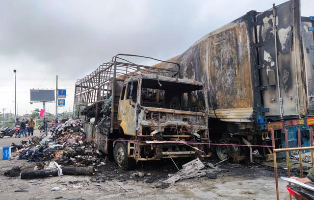 Quảng Nam: Sau tiếng nổ lớn, xe tải và xe container bốc cháy trong cây xăng - Ảnh 1.