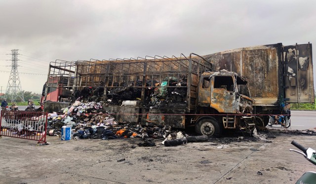 Quảng Nam: Sau tiếng nổ lớn, xe tải và xe container bốc cháy trong cây xăng - Ảnh 2.