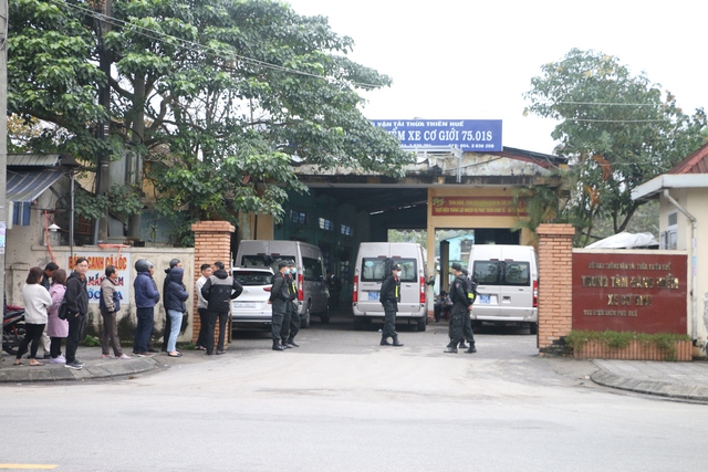 Chiều 16.2, lực lượng chức năng có mặt tại trụ sở 332 đường Điện Biên Phủ của Trung tâm đăng kiểm xe cơ giới Thừa Thiên - Huế để thực hiện lệnh bắt.