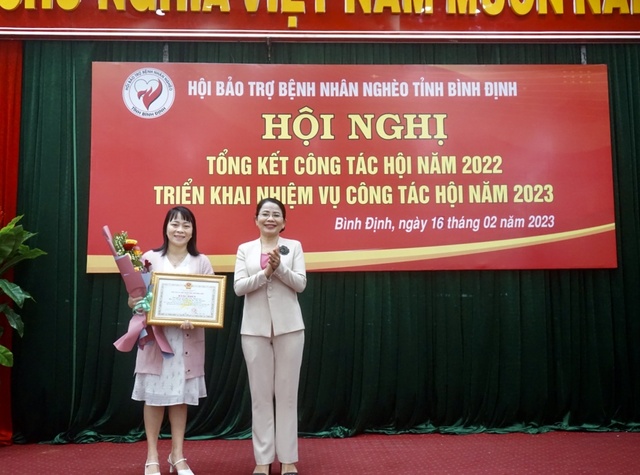 Tỉnh Bình Định tặng bằng khen cho VPĐD Báo Thanh Niên - Ảnh 2.