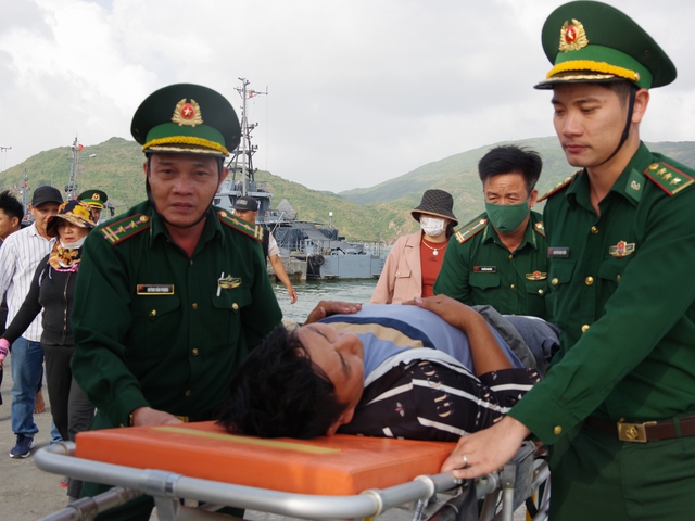Ngư dân Bùi Minh Vấn được Bộ đội Biên phòng tỉnh Bình Định đưa đi cấp cứu