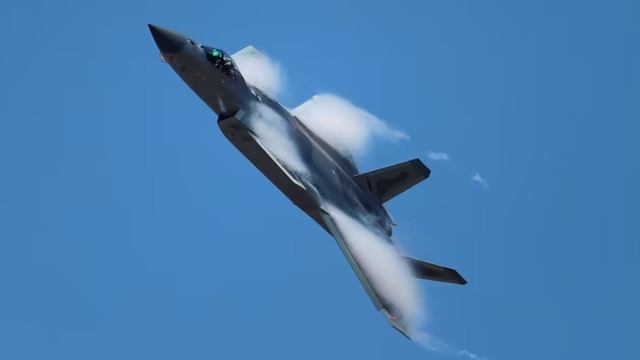 Tiêm kích tàng hình Trung Quốc làm lu mờ F-22 của Mỹ? - Ảnh 1.