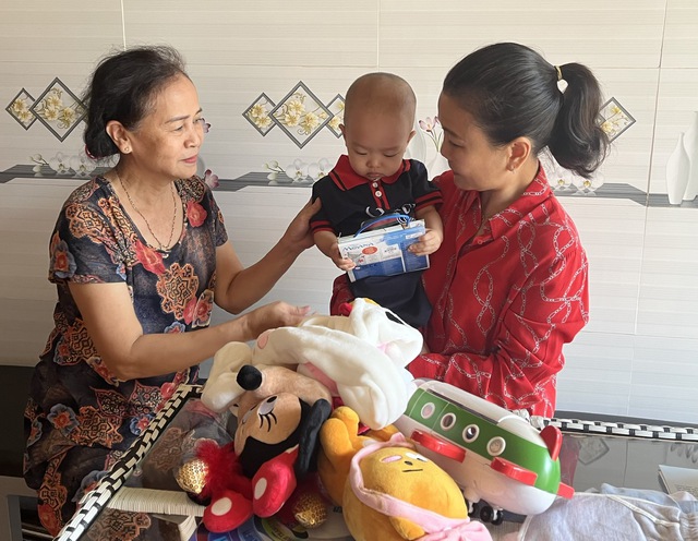 Một Việt kiều Anh ký kết bảo trợ trẻ mồ côi do Covid-19 - Ảnh 1.