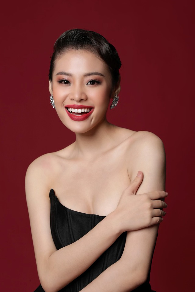 Tú Tri trở thành 'nàng thơ' mới của Lý Hải trong 'Lật mặt: Tấm vé định mệnh' - Ảnh 7. Tú Tri trở thành 'nàng thơ' mới của Lý Hải trong 'Lật mặt: Tấm vé định mệnh' - Ảnh 7.