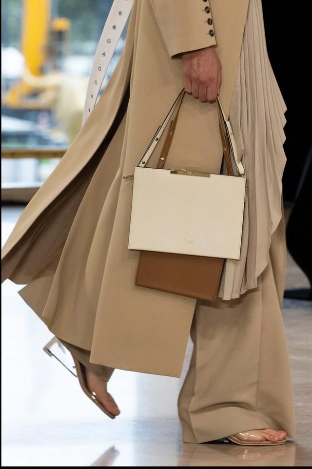 Túi xách &quot;bag in bag&quot; khuấy đảo sàn catwalk mùa xuân hè năm nay - Ảnh 8.