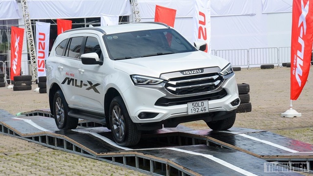 SUV 7 chỗ: Ford Everest bán gấp 4 lần Toyota Fortuner, Isuzu mu-X vẫn ‘ế hoàn ế’ - Ảnh 4.