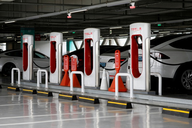 Xe VinFast có thể sạc điện tại trạm của Tesla - Ảnh 1.