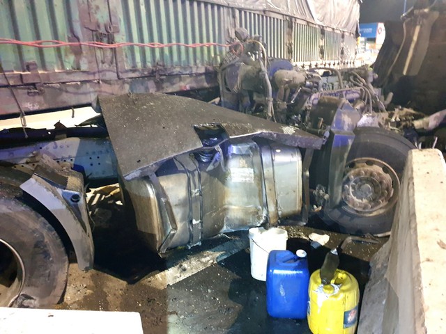 Bình Dương: Giải cứu tài xế bị mắc kẹt trong cabin xe đầu kéo - Ảnh 2.