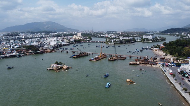 TP.Nha Trang: Cầu Xóm Bóng chậm tiến độ, giao thông đè nặng cầu Trần Phú  - Ảnh 1.