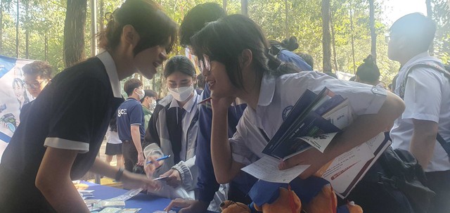 Học sinh Đồng Nai hào hứng với ngày hội tư vấn mùa thi - Ảnh 3.