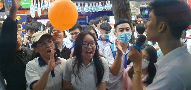 Học sinh Đồng Nai hào hứng với ngày hội tư vấn mùa thi - Ảnh 4.