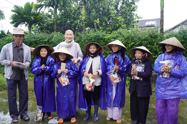 Hành trình đến với người nghèo của ni sư Tâm Nguyệt ở Quảng Trị- Thừa Thiên Huế - Ảnh 2. Hành trình đến với người nghèo của ni sư Tâm Nguyệt ở Quảng Trị- Thừa Thiên Huế - Ảnh 2.