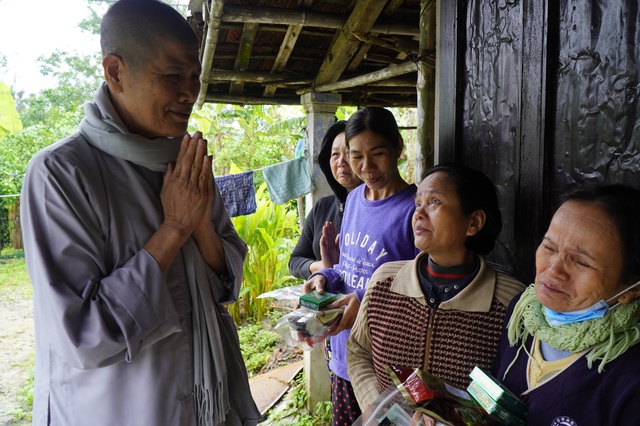Hành trình đến với người nghèo của ni sư Tâm Nguyệt ở Quảng Trị- Thừa Thiên Huế - Ảnh 7. Hành trình đến với người nghèo của ni sư Tâm Nguyệt ở Quảng Trị- Thừa Thiên Huế - Ảnh 7.