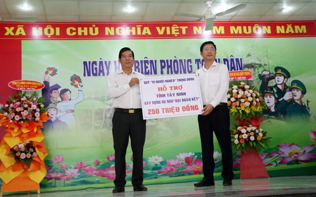 BĐBP tỉnh Tây Ninh mang niềm vui đến người dân, học sinh vùng biên giới - Ảnh 2.