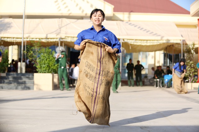 BĐBP tỉnh Tây Ninh mang niềm vui đến người dân, học sinh vùng biên giới - Ảnh 9.