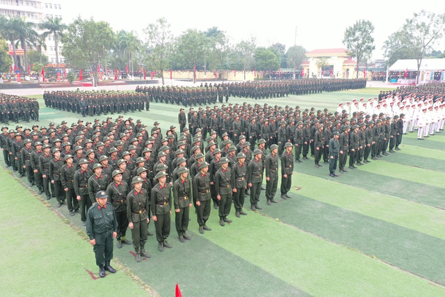 Hơn 15.000 tân binh trồng cây xanh, cầm súng, bước vào khóa huấn luyện - Ảnh 1.