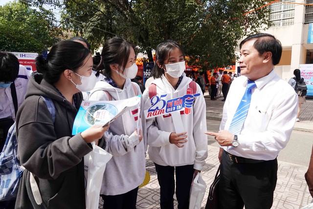 Bí thư T.Ư Đoàn Nguyễn Minh Triết dự khai mạc Tư vấn mùa thi Báo Thanh Niên - Ảnh 4.