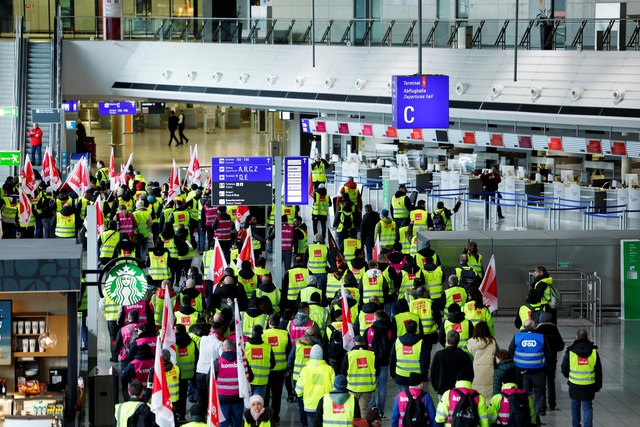Nhân viên sân bay Đức đình công khiến hàng ngàn chuyến bay bị hoãn, hủy - Ảnh 1.