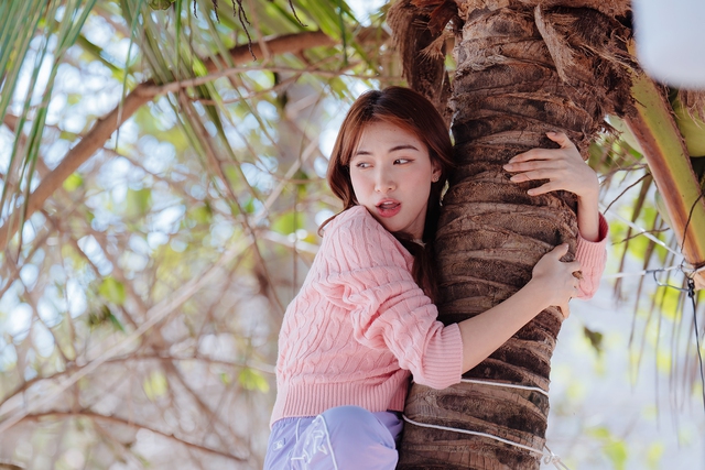Hòa Minzy bối rối khi tham gia thử thách leo cây dừa - Ảnh 3.