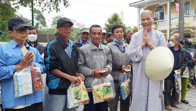 Ni sư Tâm Nguyệt đến với người nghèo Quảng Trị, Thừa Thiên-Huế - Ảnh 1.