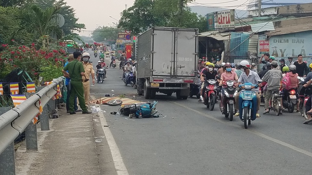 TP.HCM: Xe máy đấu đầu xe tải, 1 người chết, 1 người nguy kịch - Ảnh 1.