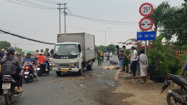 TP.HCM: Xe máy đấu đầu xe tải, 1 người chết, 1 người nguy kịch - Ảnh 2.