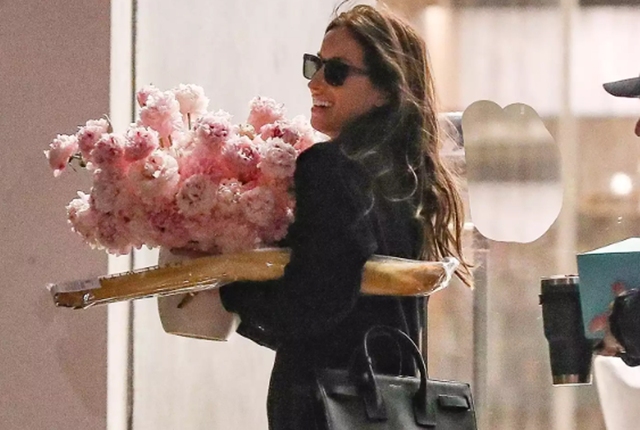 Brad Pitt gửi hoa cho Ines de Ramon khi họ xa nhau trong ngày Lễ tình nhân - Ảnh 2.