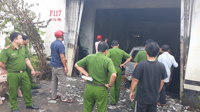 Vĩnh Long: Cháy xưởng sửa xe và kho hàng trong đêm, thiệt hại hàng trăm triệu đồng - Ảnh 1.