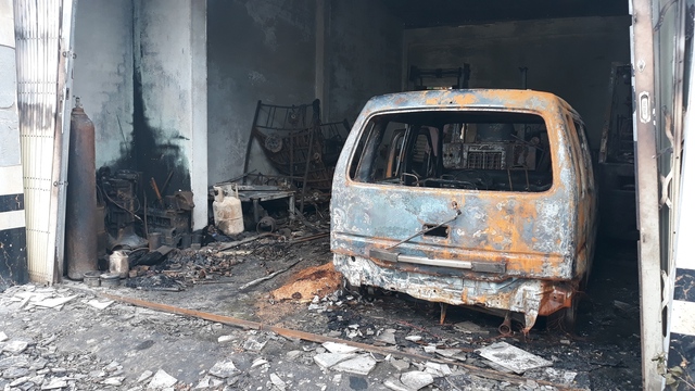 Vĩnh Long: Cháy xưởng sửa xe và kho hàng trong đêm, thiệt hại hàng trăm triệu đồng - Ảnh 2.