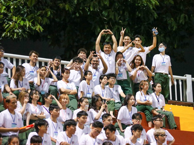  Sắc màu hàng ngàn CĐV trong ngày khai màn - Ảnh 8.