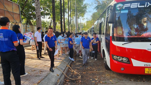 Sôi nổi chương trình tư vấn mùa thi tại Bình Dương - Ảnh 1.