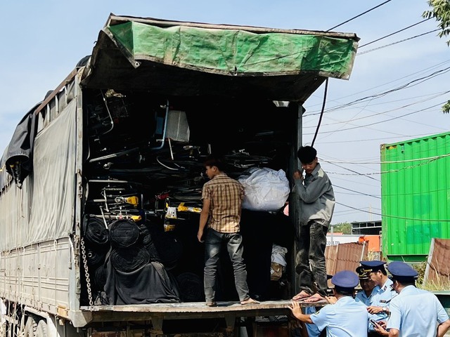 Tạm giữ hàng ngàn chai sữa chở trên xe tải cùng với thuốc diệt côn trùng - Ảnh 1.