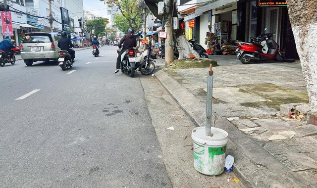 Đà Nẵng: Khổ sở tìm chỗ đậu đỗ xe vì dân cát cứ lòng đường   - Ảnh 3.