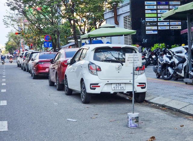 Đà Nẵng: Khổ sở tìm chỗ đậu đỗ xe vì dân cát cứ lòng đường   - Ảnh 1.