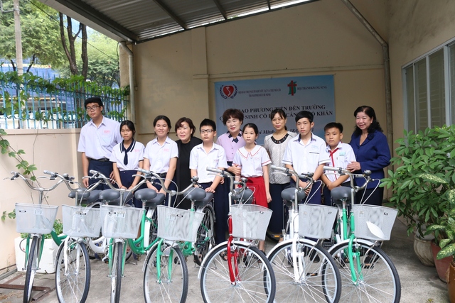TP.HCM: Hỗ trợ học bổng, xe đạp cho học sinh khó khăn - Ảnh 2.