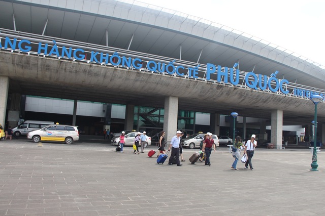 Nhân viên sân bay Phú Quốc trả lại hơn 125 triệu đồng của hành khách để quên - Ảnh 1.