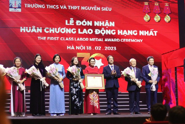 Trường Nguyễn Siêu nhận huân chương lao động hạng nhất  - Ảnh 1.