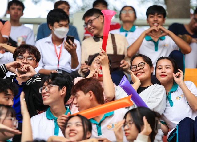  Sắc màu hàng ngàn CĐV trong ngày khai màn - Ảnh 3.