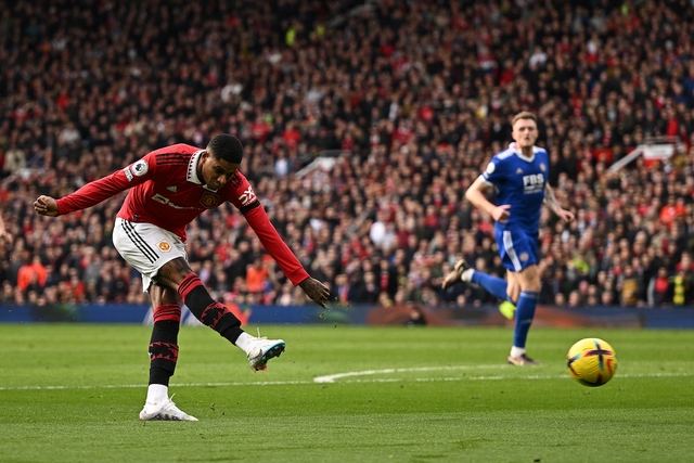 Ngoại hạng Anh: Rashford lập cú đúp, M.U bám đuổi ngôi đầu - Ảnh 1.