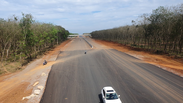 Cao tốc Phan Thiết – Dầu Giây: Thiếu đất đắp “uy hiếp” tiến độ hoàn thành  - Ảnh 2.