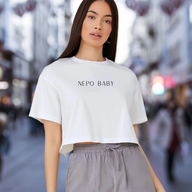 Bị mỉa mai, áo T - shirt  &quot;Nepo baby&quot; vẫn trở lại và hút giới trẻ - Ảnh 3.