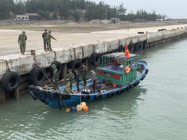 Quảng Bình: Ngư dân phát hiện quả bom khủng khi đi đánh cá - Ảnh 2.